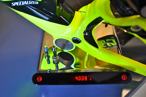 Demo 8 2011 Weight without shock and collar. There is only the adaptator for the headset (1.5->1.1:8).