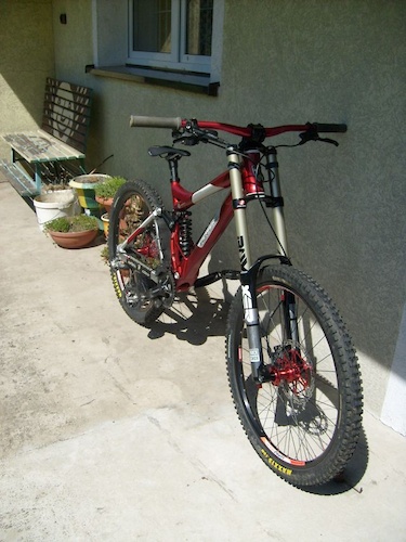 Iron Horse Sunday + Fox DHX 5 , Rock Shox Boxxer, Alexrims Supra BH, Dartmoor Quantic, Hope Pro 2 Evo, Dartmoor Nitro, Sram X5, Truvativ Hussefelt, Avid Juicy 3, Hope Mono 4