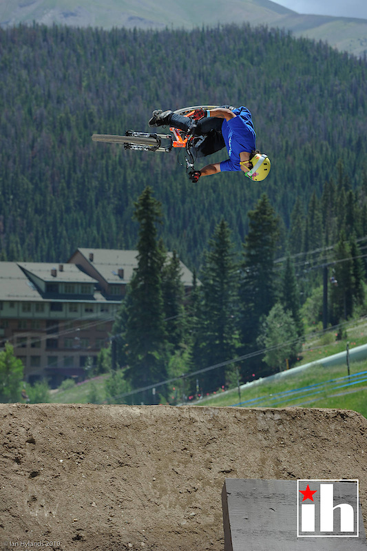 Yannick Granieri, super flat 360 over the trick jump