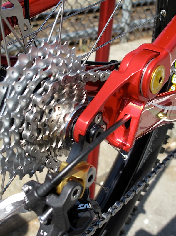 The rear shift cable runs internally though the chainstay for cleaner lines and some added protection