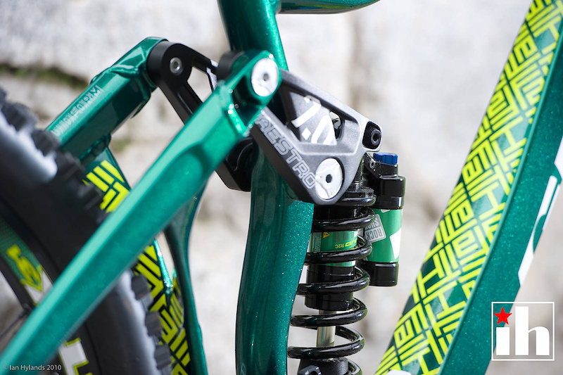 A RockShox Vivid controls the Faith's 7