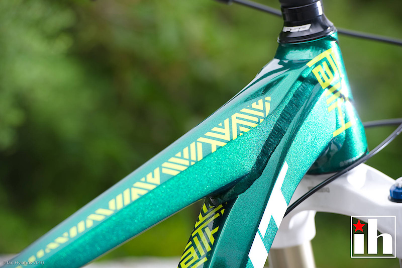 Whoever is in charge of this years colors and graphics is killing it! The Faith's hydroformed tubing is set off with an incredible pearlescent green paint job and unique graphics that will not let you mistake it for another.