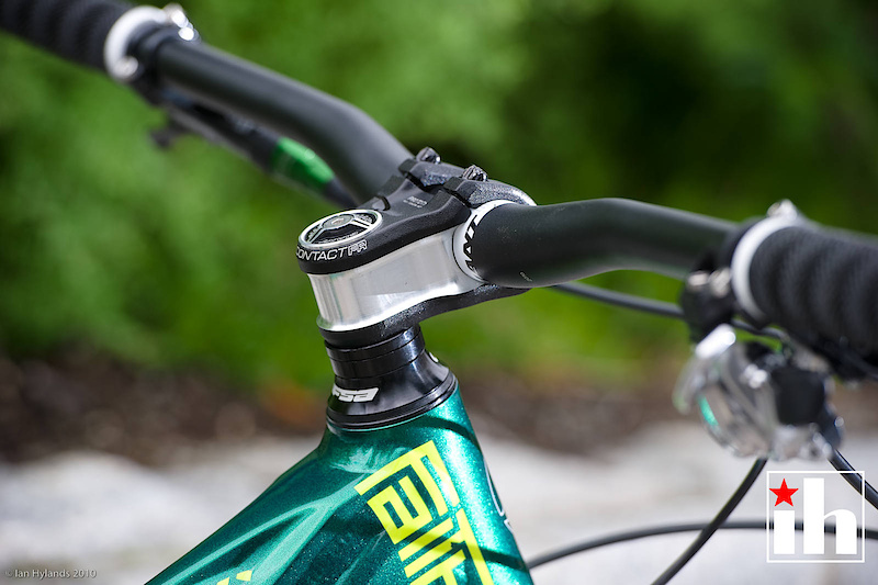 A tapered headtube up front, along with Giant's burly Contact FR stem.