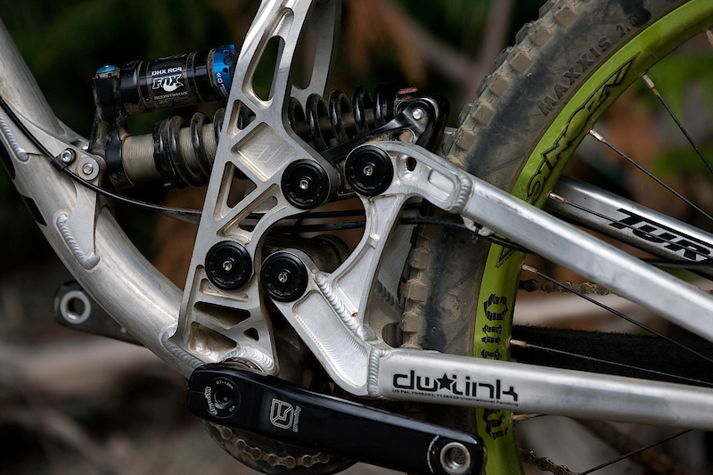 Just in case you didn't notice the sticker, the new DHR uses Dave Weagle's DW-Link system to control it's 8.3