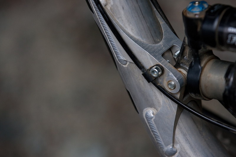 The DHR features tidy cable routing from front to back, as you would expect on a frame of this caliber.