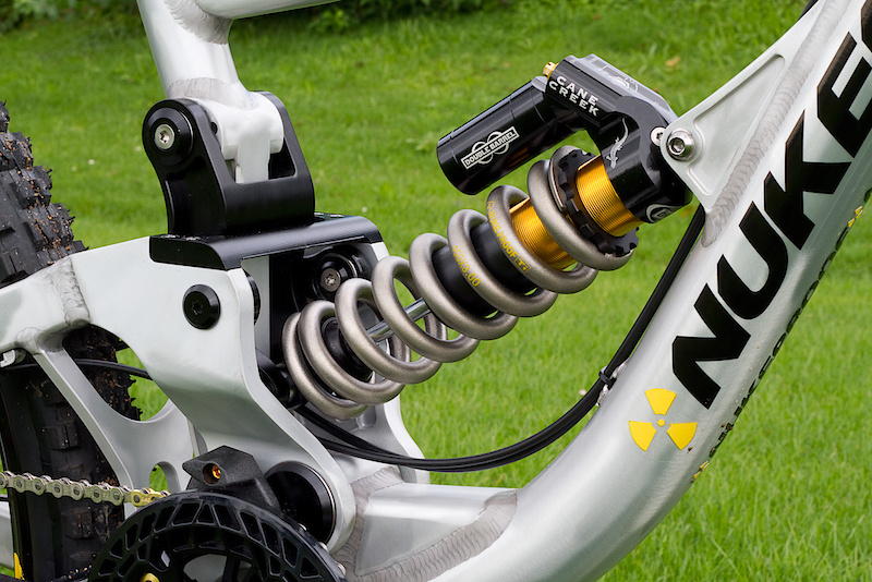 A great bike must have both dialed geometry and first rate suspension. It may be a bit hard to spot, but the Scalp uses a linkage system to control the bike's suspension rate. Nearly hidden from view are the pull links that activate the suspension. We were told that the pull link suspension requires less material that if they had used a more common pushing system. Nuke Proof has also designed the bike to hold it's weight as low and as central as possible. The Scalp is designed to have a supple early stroke that progresses into a predictable mid-stroke and firm resistance to bottom out. Take note that all pivot hardware uses torx bits to lessen the chance of damage during maintenance.