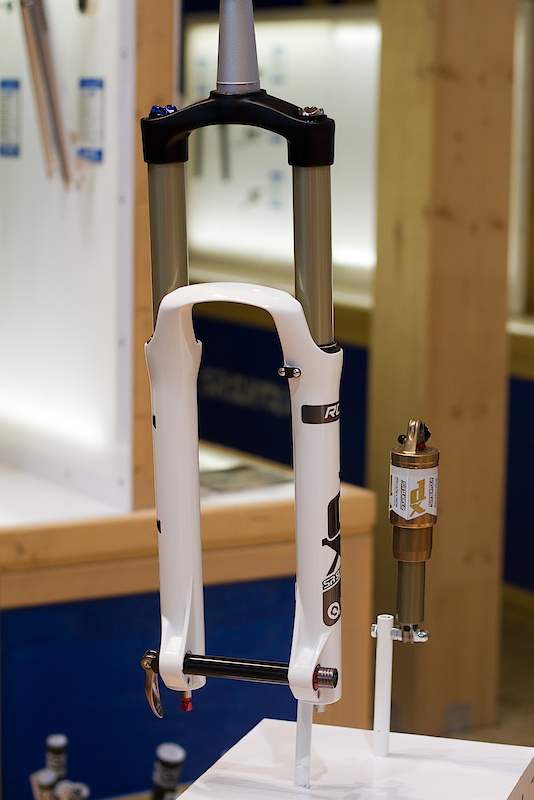 Time to open up your mind and learn a few things. The SR Suntour Durolux RCA fork ticks all the boxes when talking performance - Magnesium lowers, taperwall aluminum stanchions, adjustable damping, and coming in at a comparable weight to the competitors. The RCA acronym means that the Durolux has adjustable low speed compression to tame brake dive and control the fork when setting up for corners, as well as rebound which can be found at the bottom of the fork leg. Darren had a Durolux fork cartridge out to show off and it was nothing, but quality. The damping oil is contained within the cartridge that sits in the right fork leg and there is no plastic to be found anywhere. The cart is fully user serviceable and if you open it up you'd find that SR Suntour uses a proven two piston design, one for rebound and the other for compression duties. Both pistons employ a shim stack to control high speed damping.