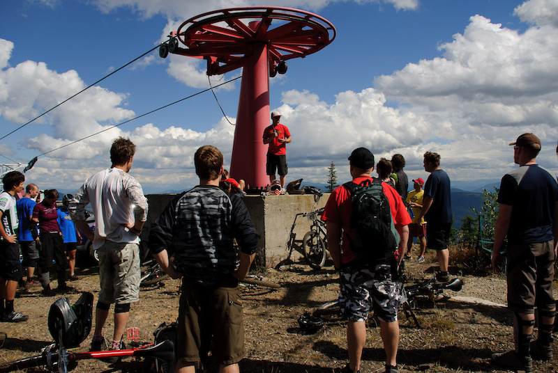 Mid-race briefing of the Dreadhead all-mountain comp.