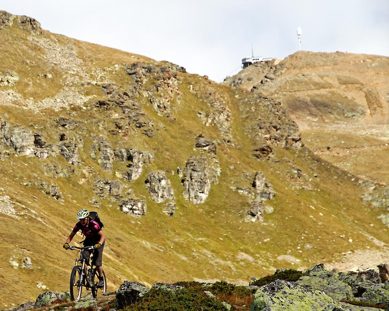 The Rothorn gondola is already 500m above Sharon as she cruises a Sanaspans microridge at 2500m