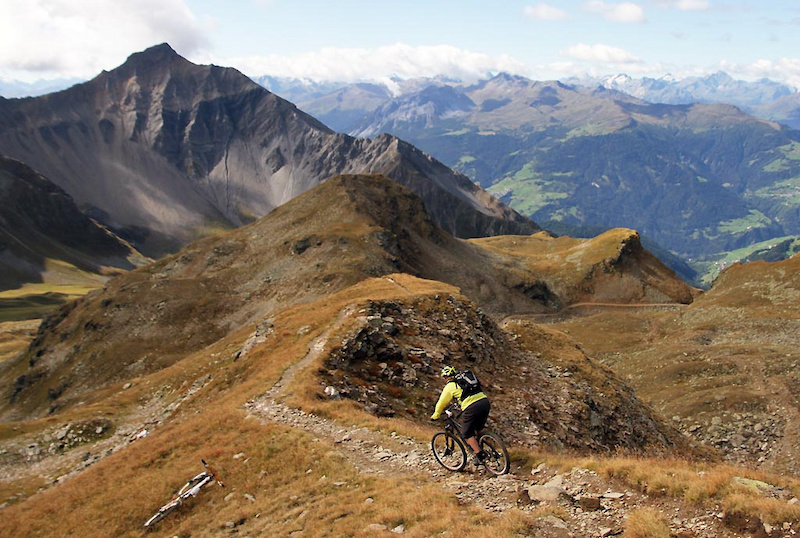 Starting to hit the singletrack on Alp Sanaspans at 2870m