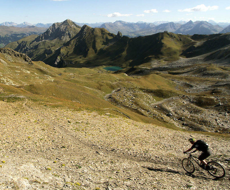 This trail comes in just S of the Urdenfuerggli pass proper and heads down to Urdensee
