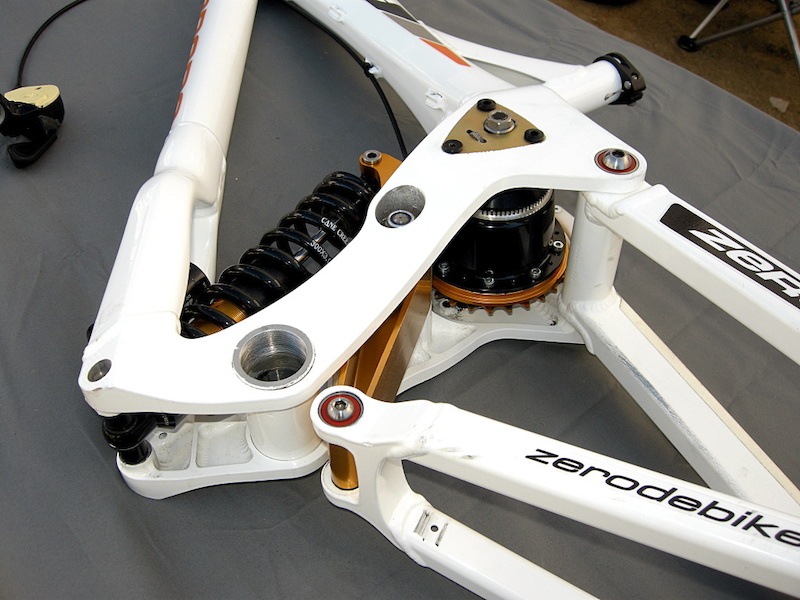 High pivot swingarm and lower shock link
