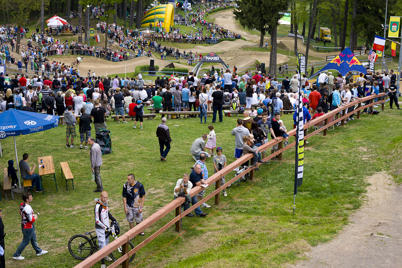 Crowds lining the track during qualifying