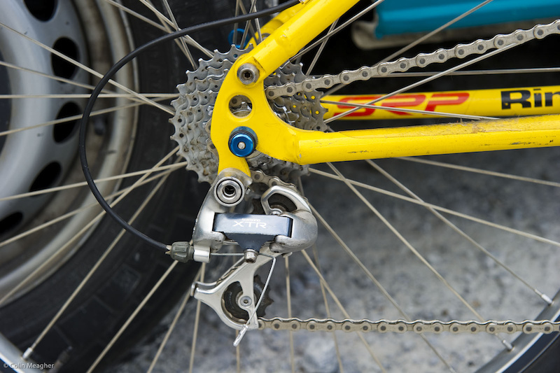 Faux bar suspension. In the shot of the cranks you can see the pivot in line with the granny gear where the chainstays mate to the BB shell.