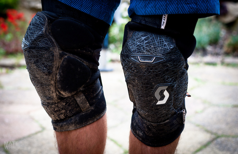 The kneepads.