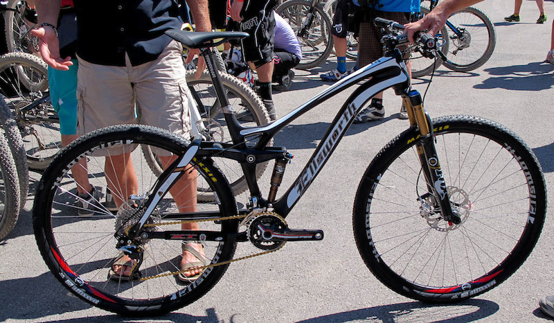 Ellsworth s Carbon Evolve 100mm F amp R travel 29er XC race bike.