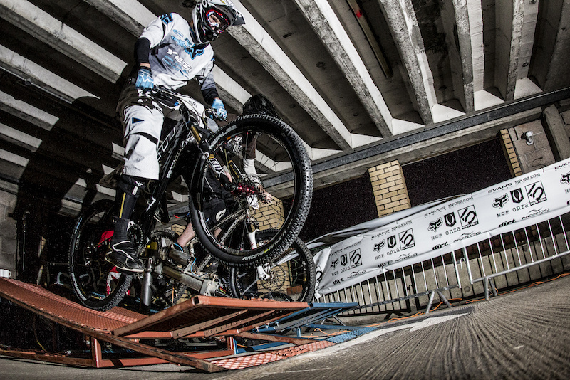 Getting the snap out of the dual gate during Evans Cycles Urban Dual at NCP Multstory Car Park Cardiff Wales United Kingdom. 28October 2012 Photo Charles Robertson