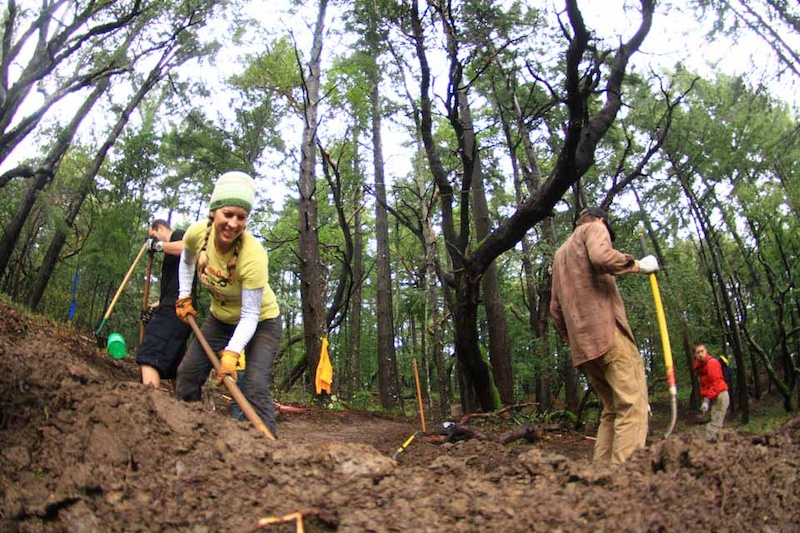 How did early mountain bikers go around corners without berms 
