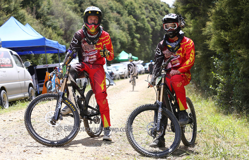 090213 Kingpin Team members. Bike NZ Mountain Bike Cup Series Downhill Hunua Ranges. . Photo Simon Watts bwp.co.nz bikeNZ