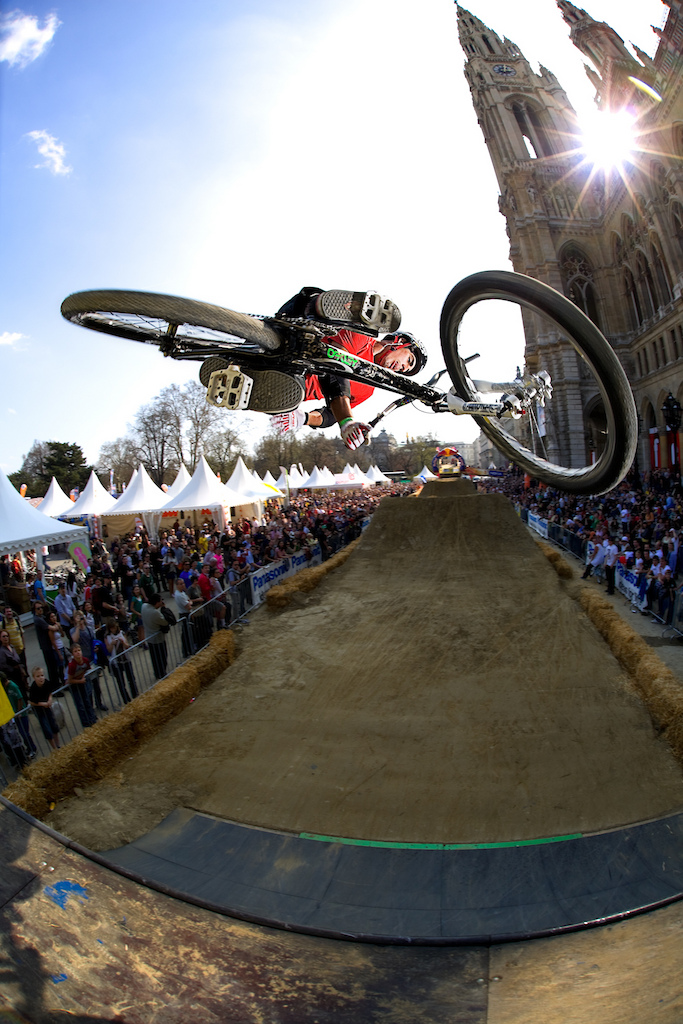 German slopestyler Amir Kabbani was the last rider to hit the quarter pipe exactly 30 seconds before the sun disappear behind the cathedral.