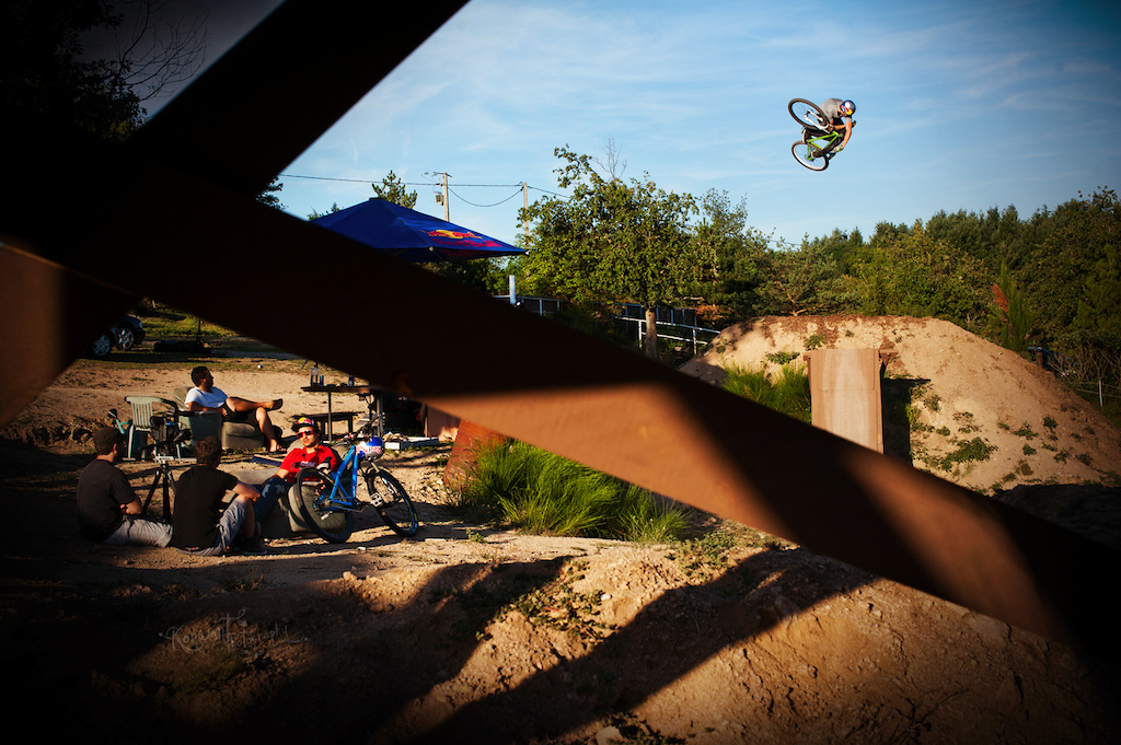 Szymon Godziek tripped to France with his Dartmoor Cody to meet Yannick Granieri and Thomas Bibiloni at his backyard near Lyon. Great 360 invert here. Photo by Kuba Konwent - http konwent.fotolog.pl . http dartmoor-bikes.com