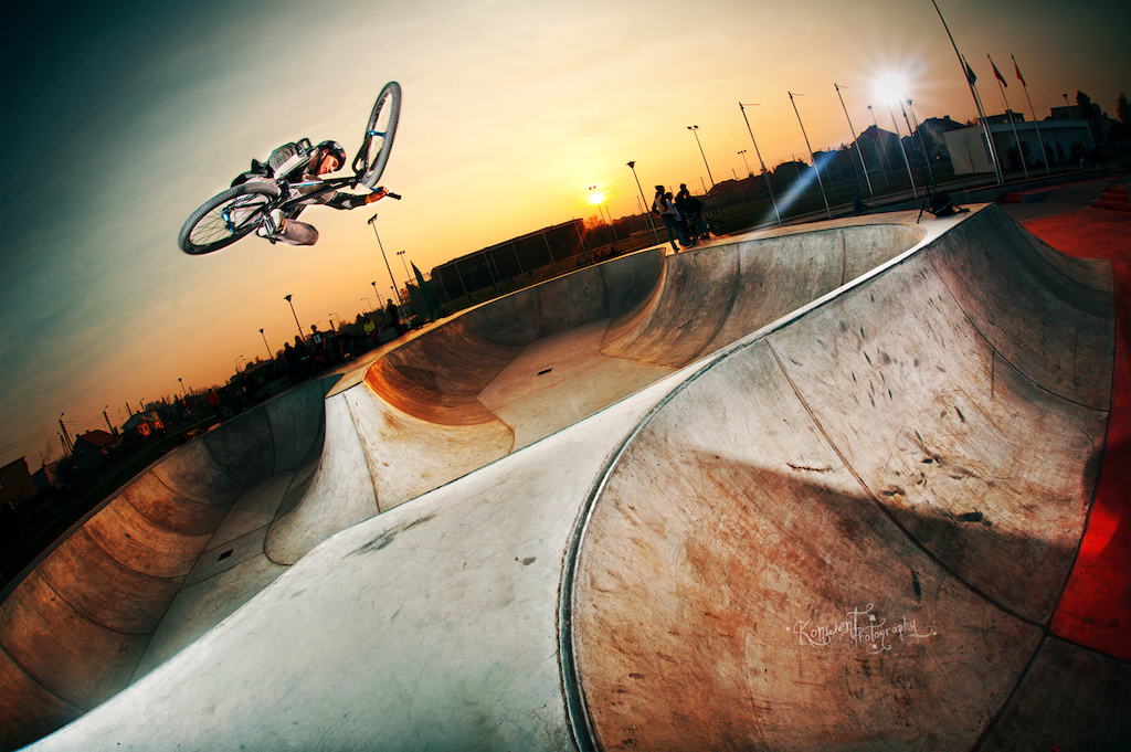 Piotrek s tabletop over Skateplaza in Leszno with his Dartmoor Ghetto. Photo by Kuba Konwent - http konwent.fotolog.pl .