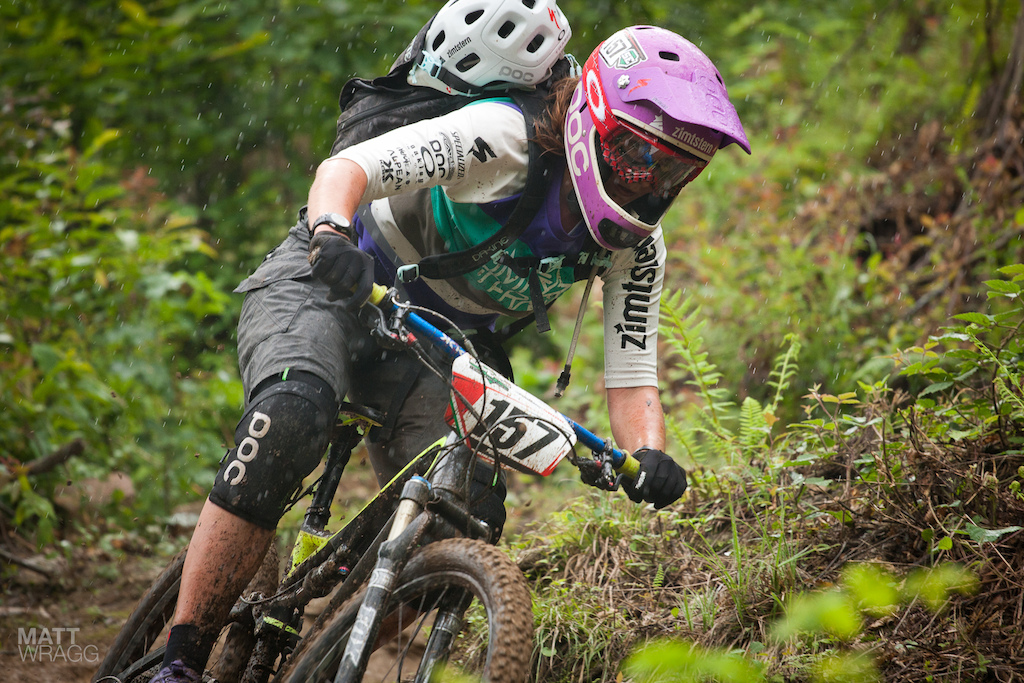 Caro racing in the rain at the Pogno Superenduro.