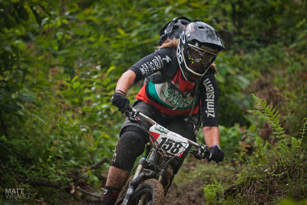 Anita racing in the rain at the Pogno Superenduro.