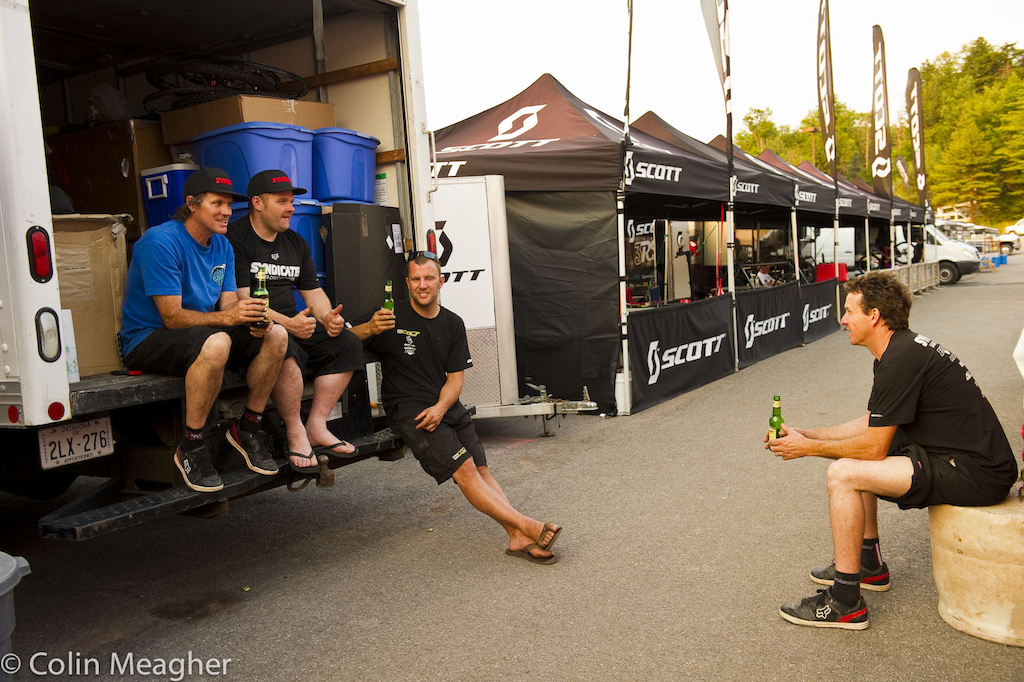 End of a long hot one Santa Cruz Syndicate sharing war stories with GT after today s practice.