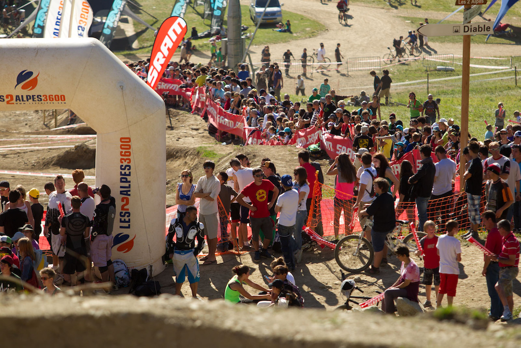 the beautiful weather and the great action warmed up the crowd here in Deux Alpes before the weekend.