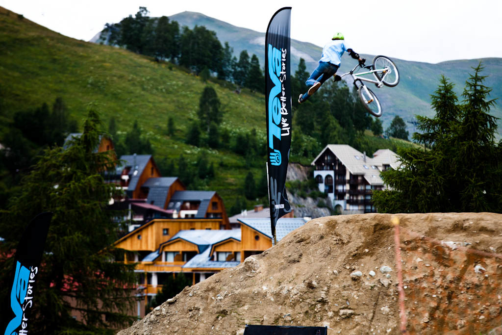 Tomas Genon the Belgian local is looking good going into the finals. He s not super well known but he s got great results - he won 2Six Trix and the Dakine Air Strike.