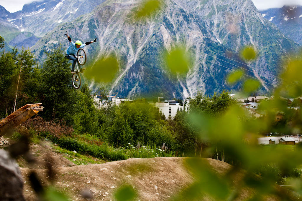 Tomas Genon mimicking Yannick with a tuck no hander of his own