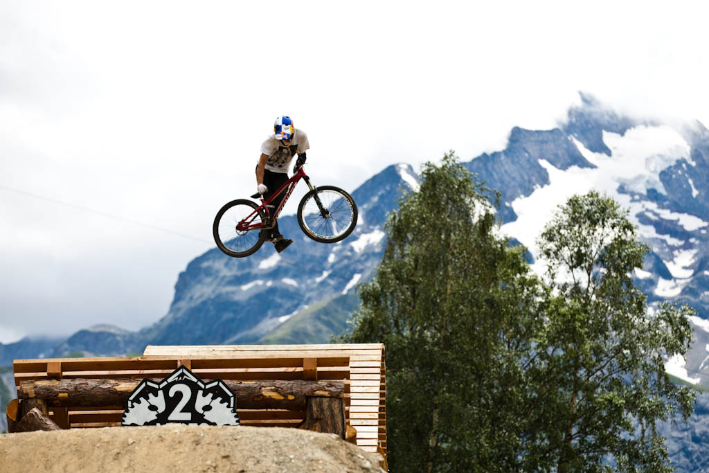 Soderstrom epitomizes bike control. Seat grab nacnac with style to spare