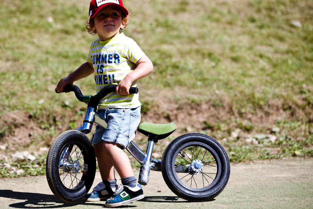 Looks like he s got the prototype Cannondale Righty fork. Great shirt too