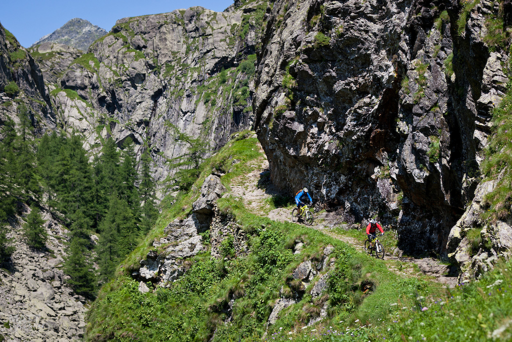 The descent through the gorge.