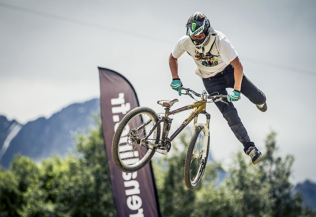 Big Tailwhip - Laurence CE - www.laurence-ce.com