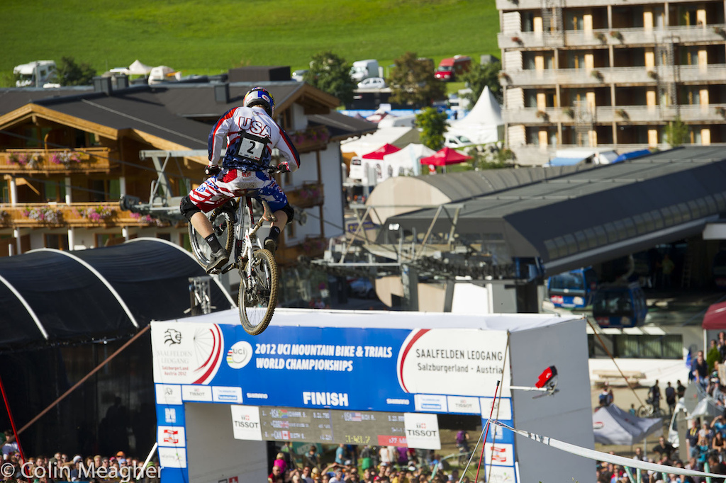 Brake trouble Crash World Champs chances in the rubbish bid Screw it...Gwin throwing down a signature move not seen on a finishing straight since his debut at Mt St Anne a few years or so ago.