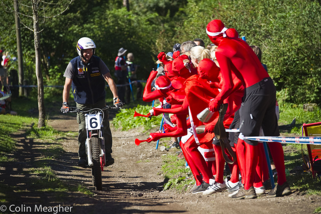 Swiss super fans en masse just before the start of th Elite Women s XC race.