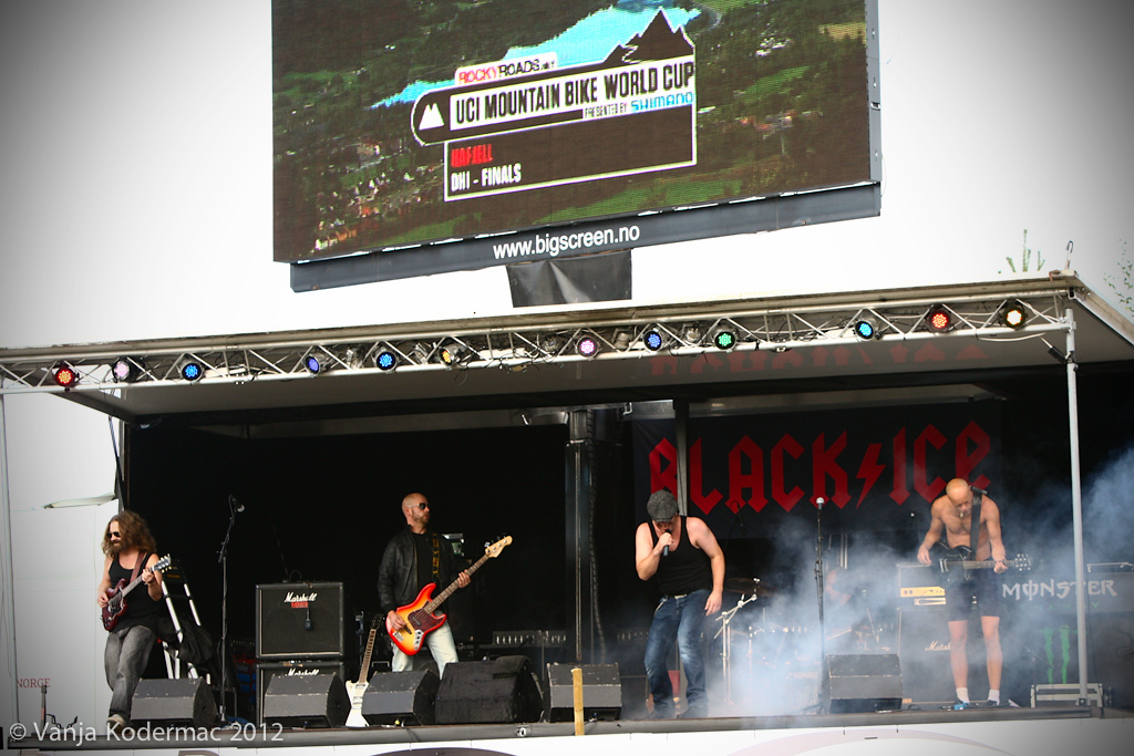 All kind of cover bands here in Hafjell AC DC Guns n roses you name it...