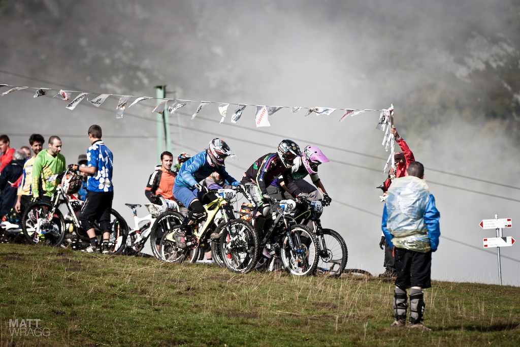 The women s race gets underway.