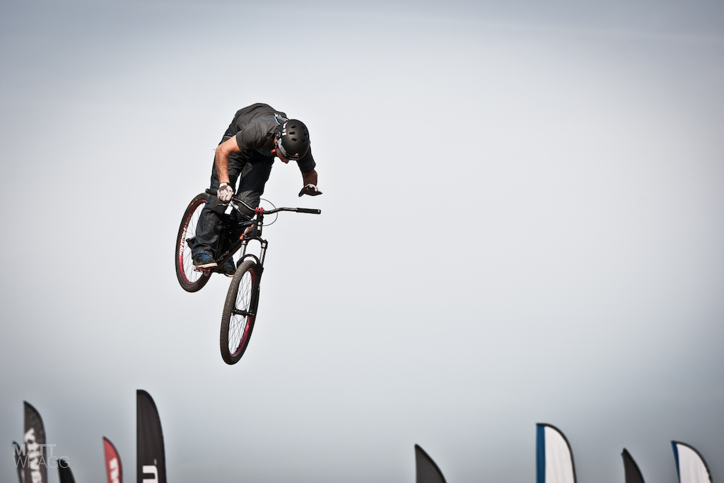 Roc D Azur 2012 dirt jumping.