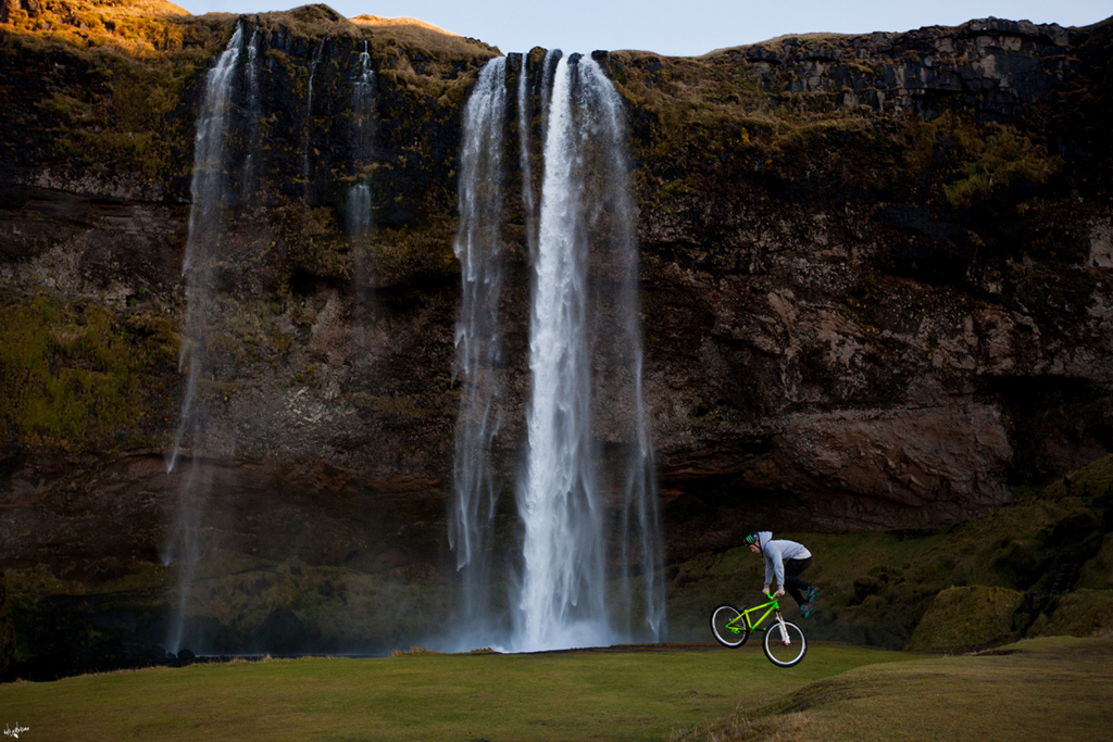 sam pilgrim doing a tailwhip of the bank