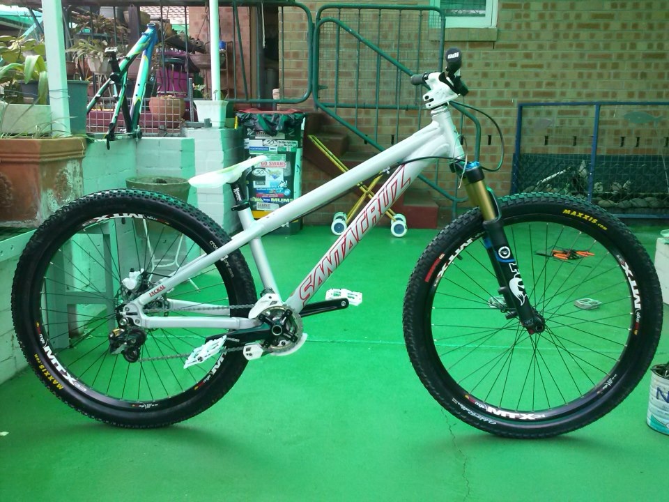 and this is what I upgraded the frame to. A 2012 Santa Cruz Jackal. Was trying for months to get my hands on a Morewood Enza to no avail, and what do you know, the day this bike was picked up for me, a bloody brand new Enza frame popped up on PinkBike!!!