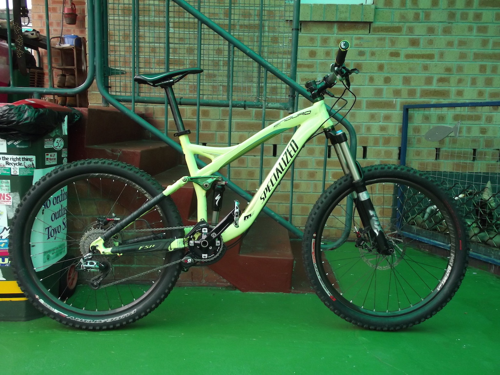 Beaten up Specialized Enduro I brought from PB For Sale. A little pissed when I arrived back from OS and realised that the guy who I brought it from lied when he said 