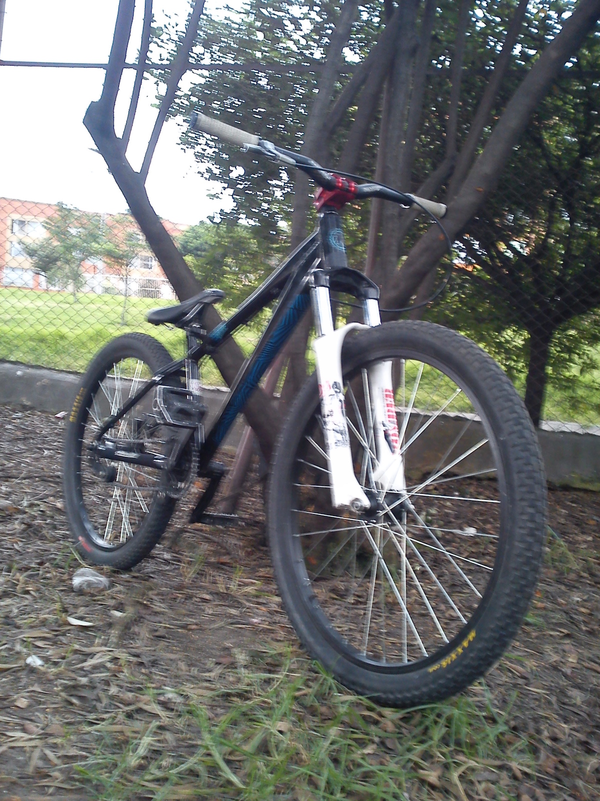 se vende bici kona stuff 2010 excelente estado pintura perfecta se entrega como se ven en la foto 1.300.000 negociables  acepto cambios por marcos en cr o repuestos rin 26 para calle interesados inbox o 3142396756