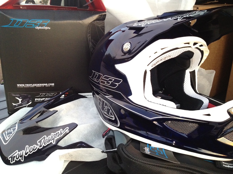 Fresh out of the box. Troy Lee Designs D3 carbon, Pinstripe blue.